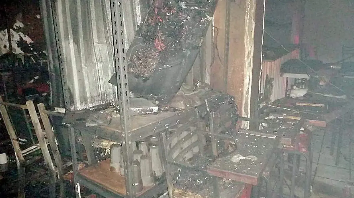 Local comercial consumido por el fuego