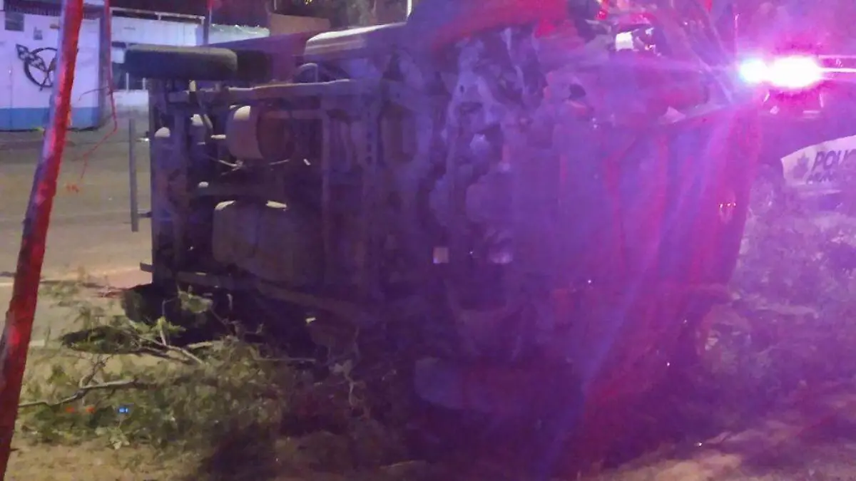 Volcadura de camioneta 2