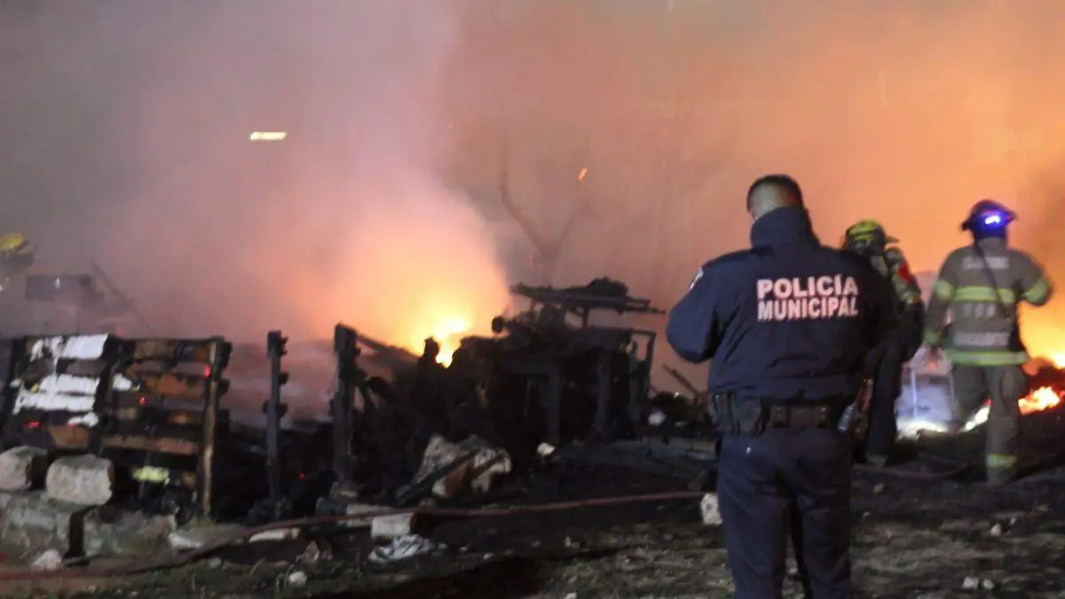 Policias en incendio