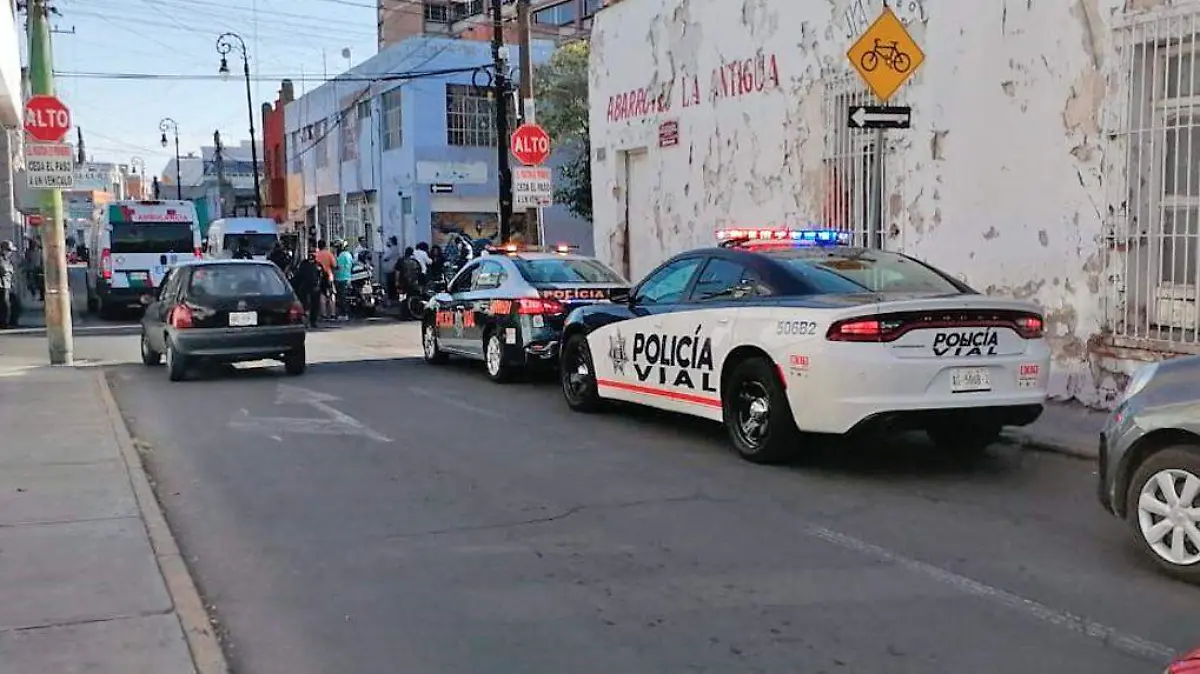 moto cae encima de bebé