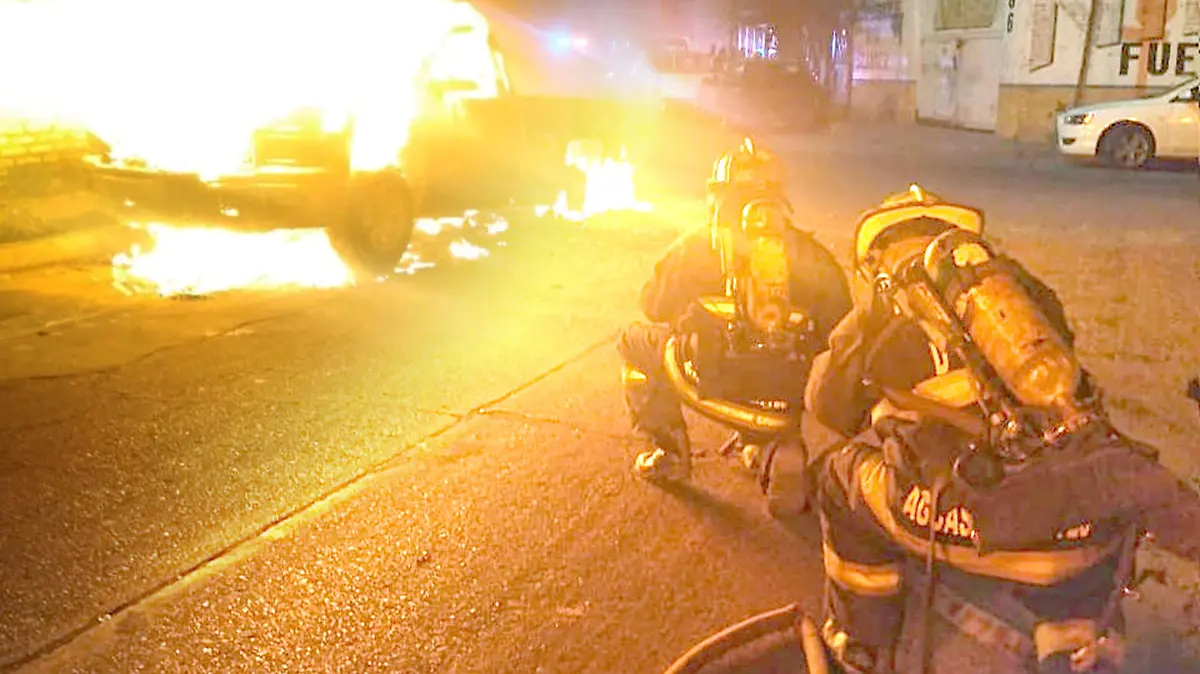 Bomberos camioneta incendiada