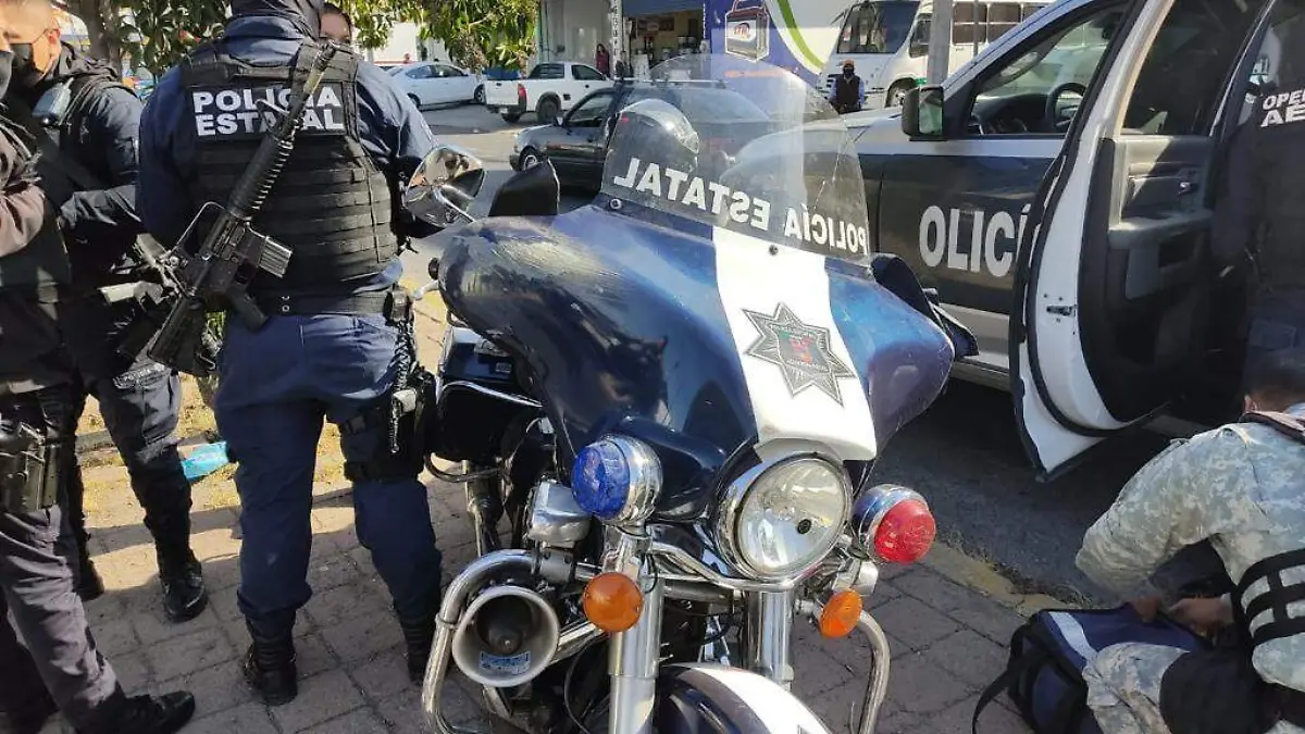 Policía cae de motocicleta 3