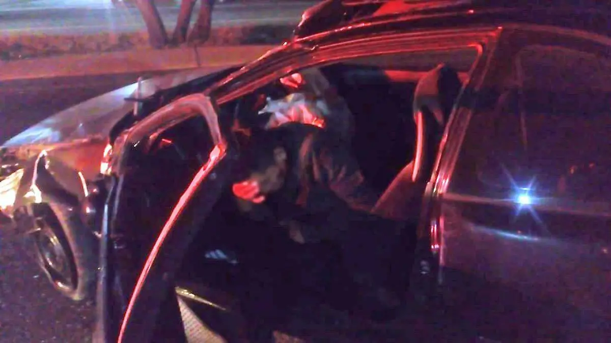 auto chocado contra poste