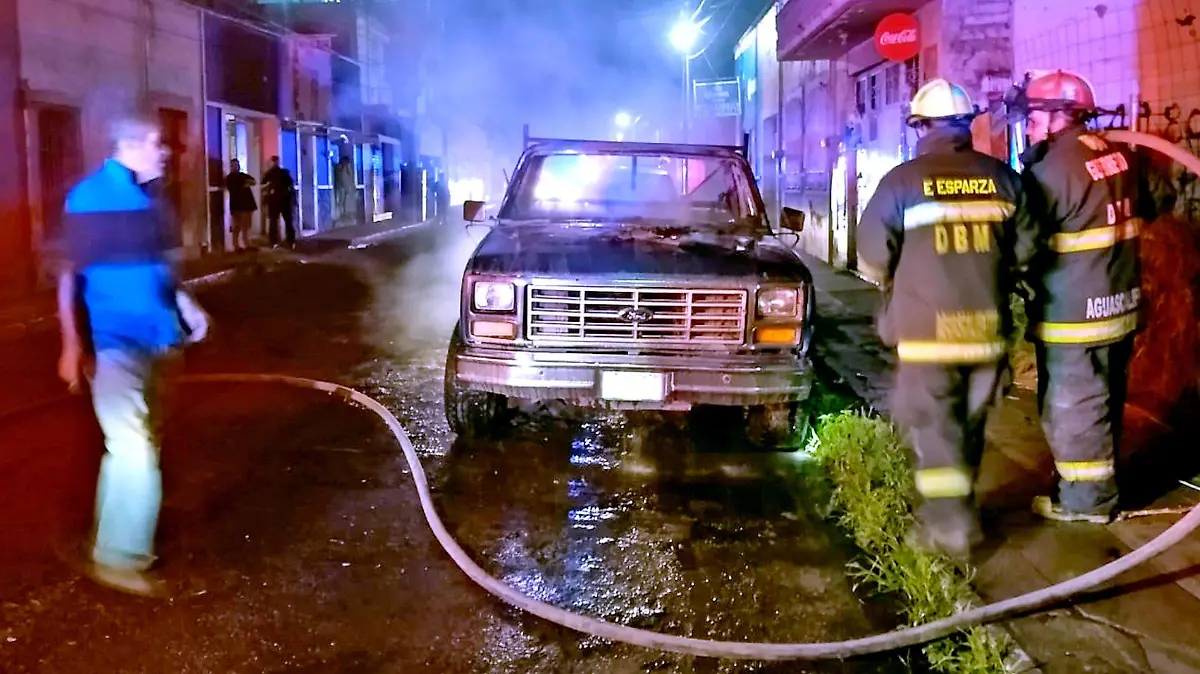 bomberos camioneta incendiada