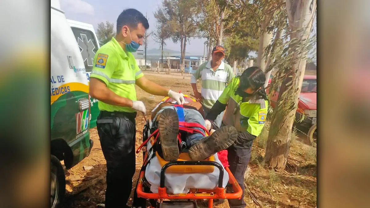 paramedicos atienden a un hombre