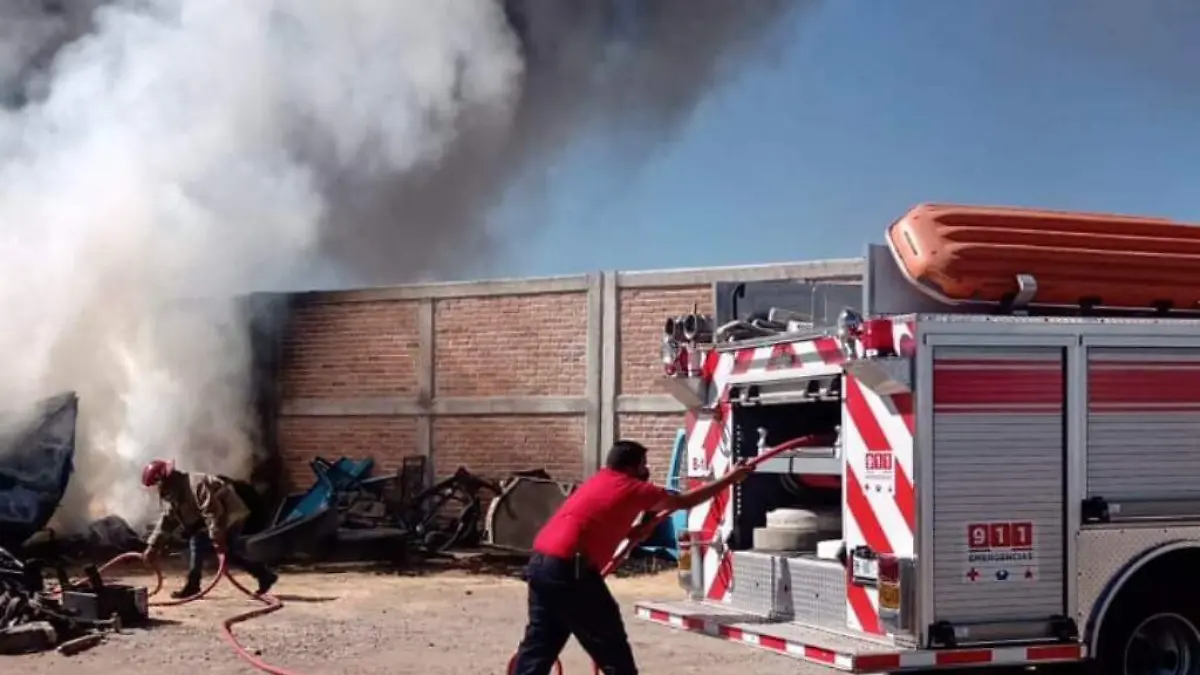 Bomberos en incendio 2
