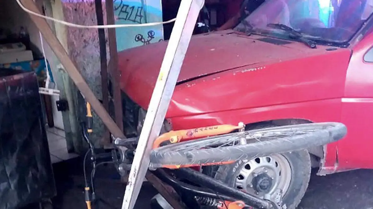 Camioneta impactada contra casa