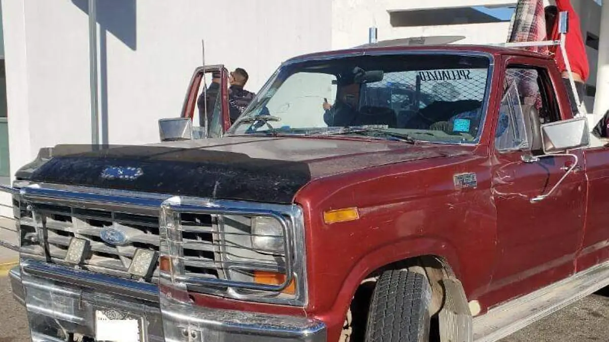 Camioneta detenidos con mariguana