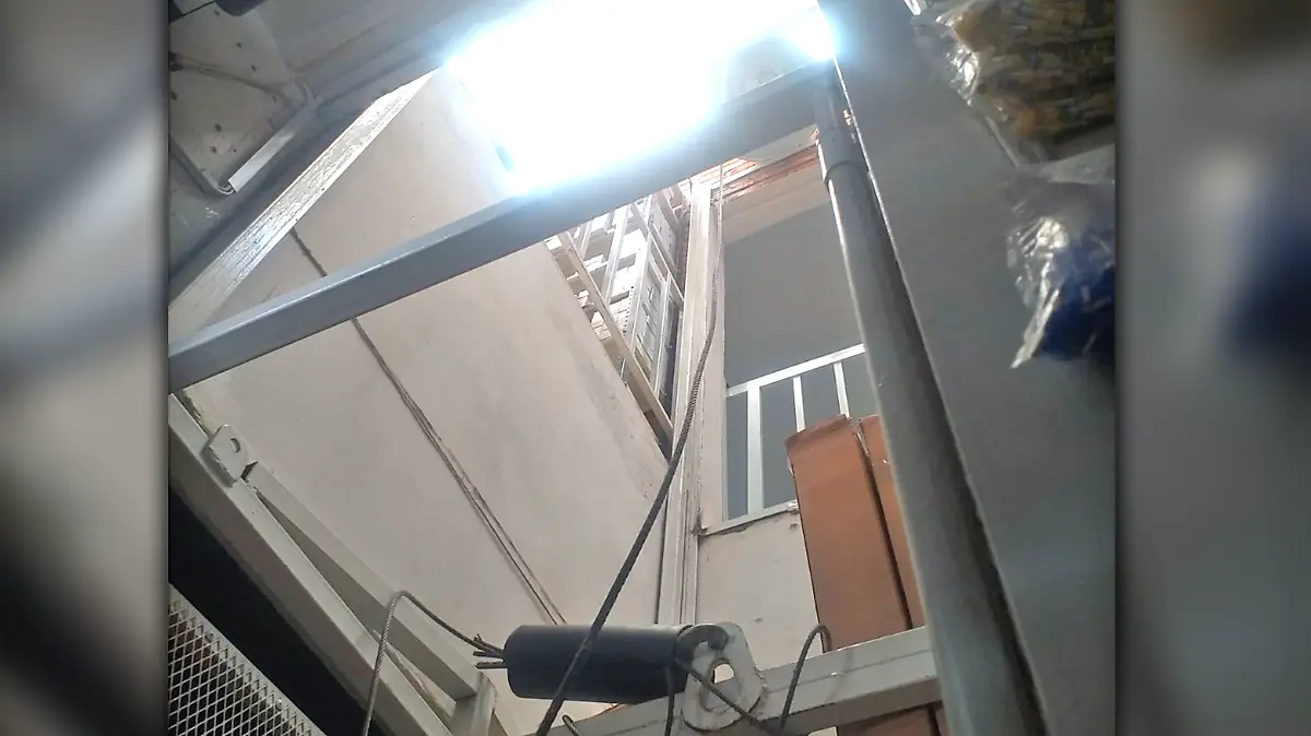 Caen dos personas de un elevador