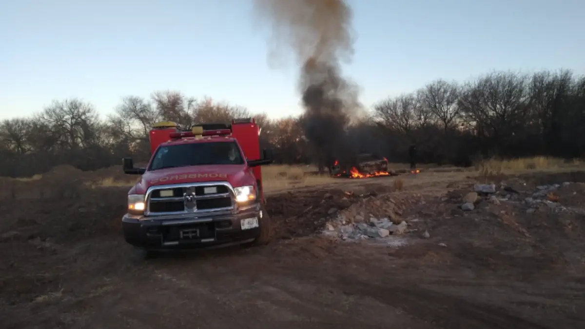 Bomberos apagan incendio de vehículo 1