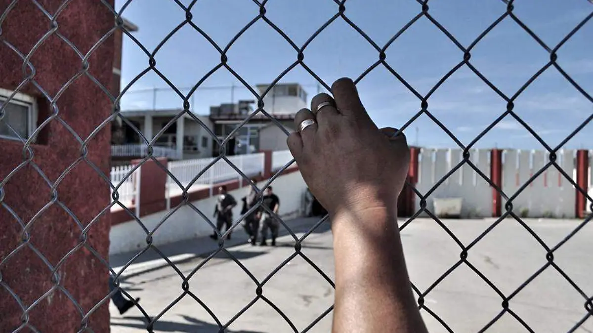 mano sobre la reja