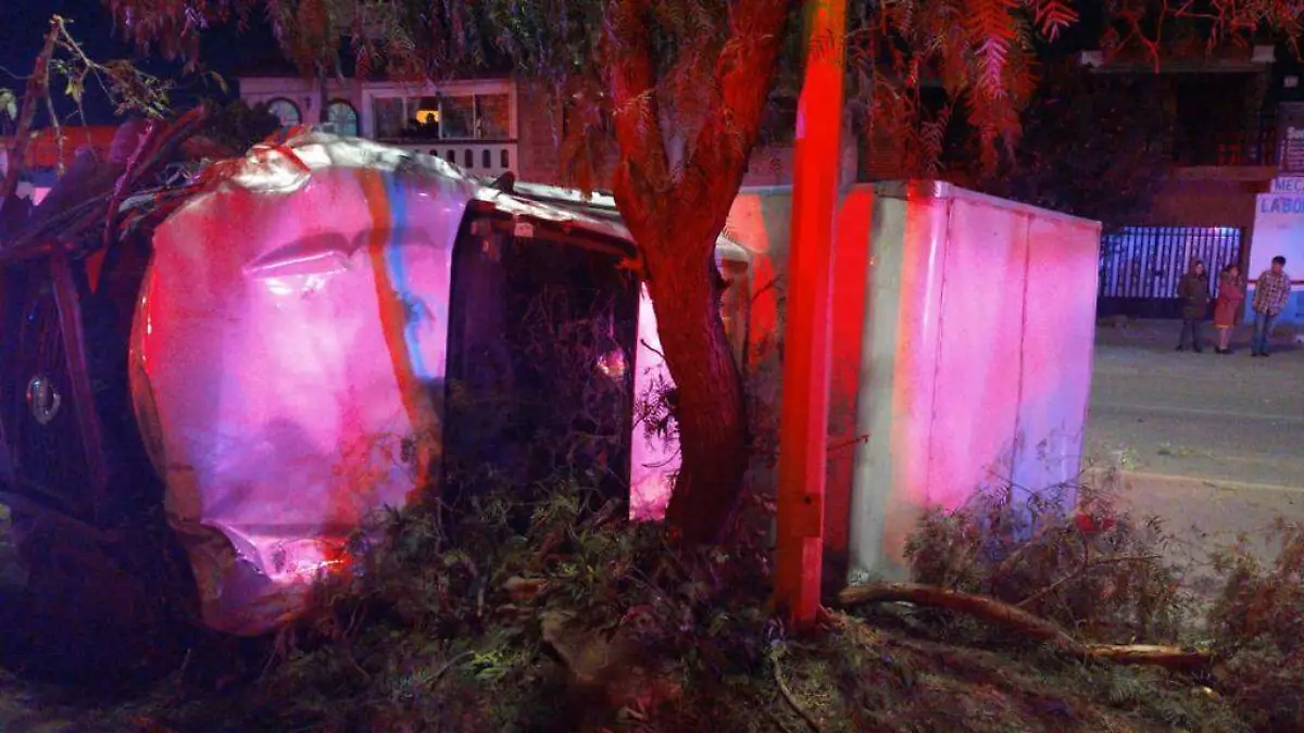 Volcadura de camioneta 3