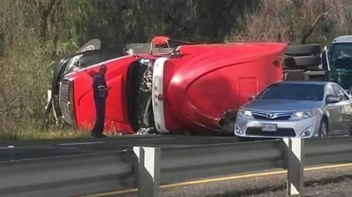 Volcadura de tráiler chatarrero 3