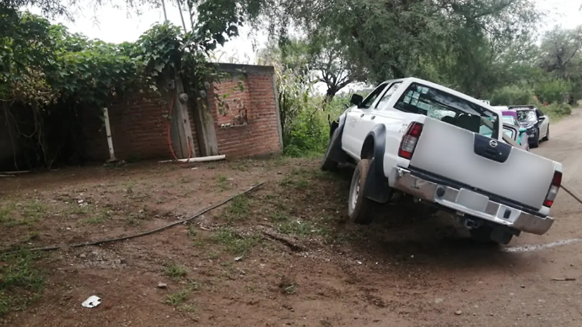 Camioneta contra árbol 2