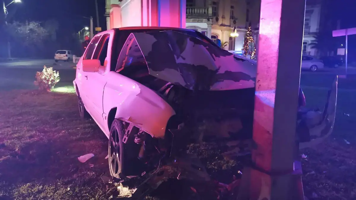 Ebrio choque contra poste 2