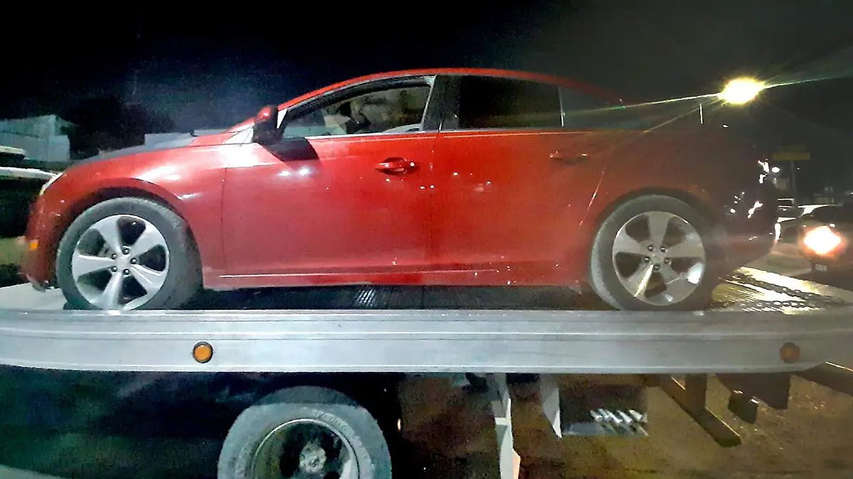 vehiculo sobre grua