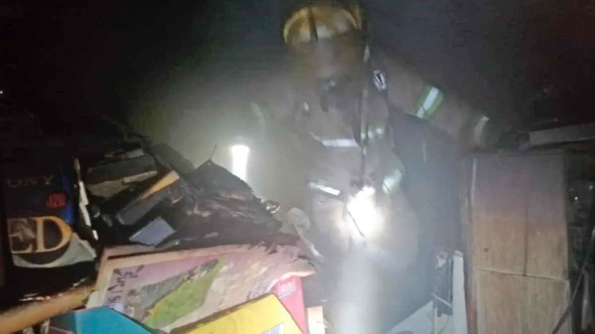 bombero en escombros