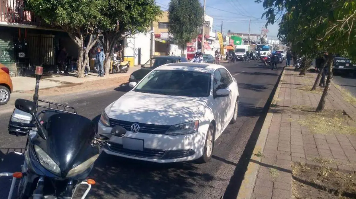 Policía cae de motocicleta 2