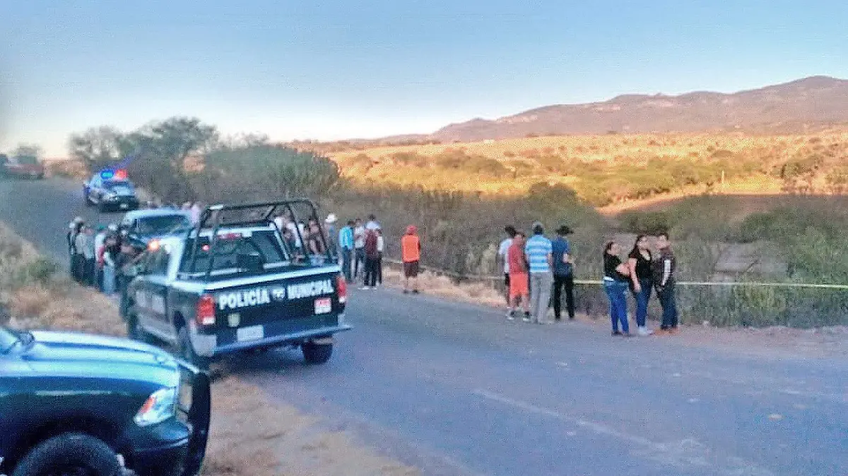 auto cae a barranco rumbo a Calvillo