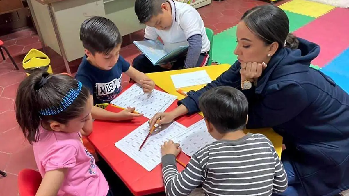 Niños y maestra trabajando