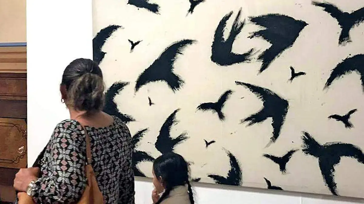 mujer y niña admiran pintura