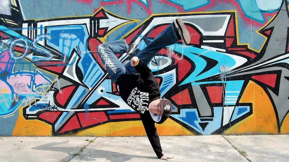 Joven bailando break dance