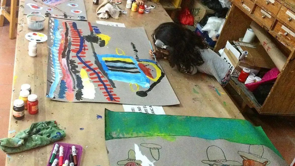 Niños pintando
