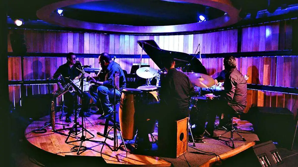 musicos en escenario sotano steawo