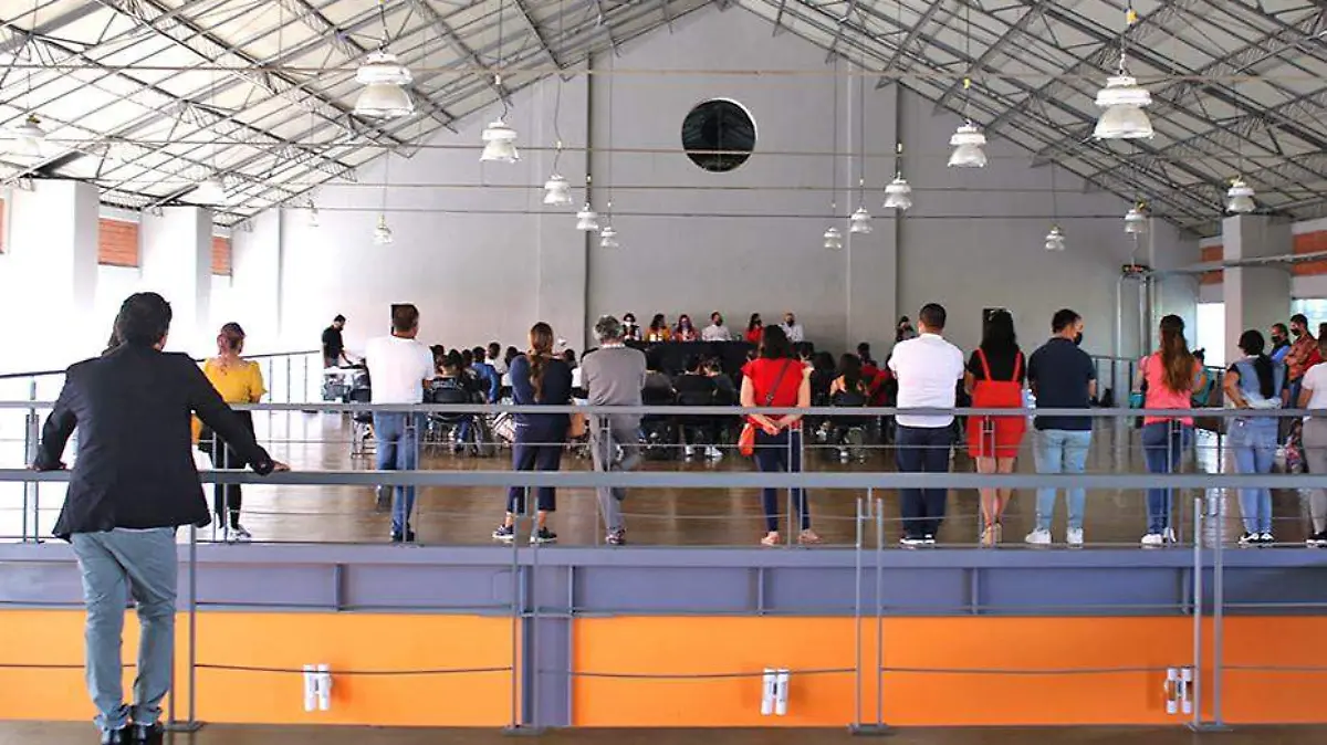 personas en conferencia museo espacio