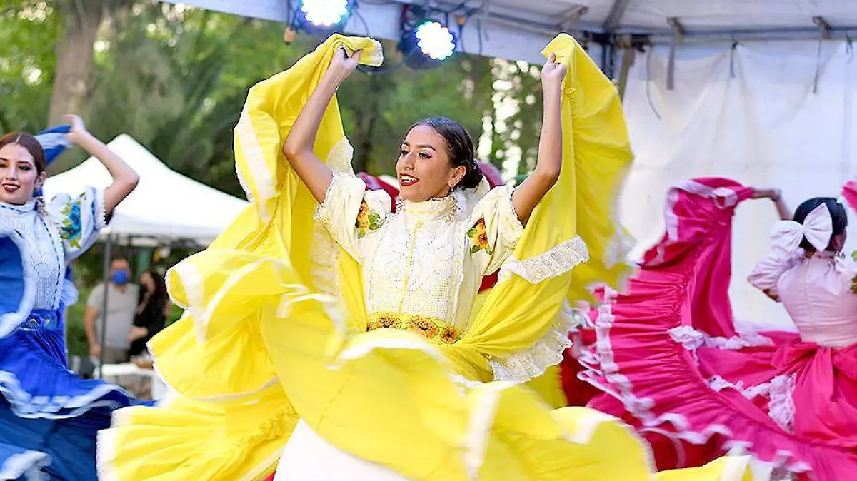 jovenes danzando vestidos