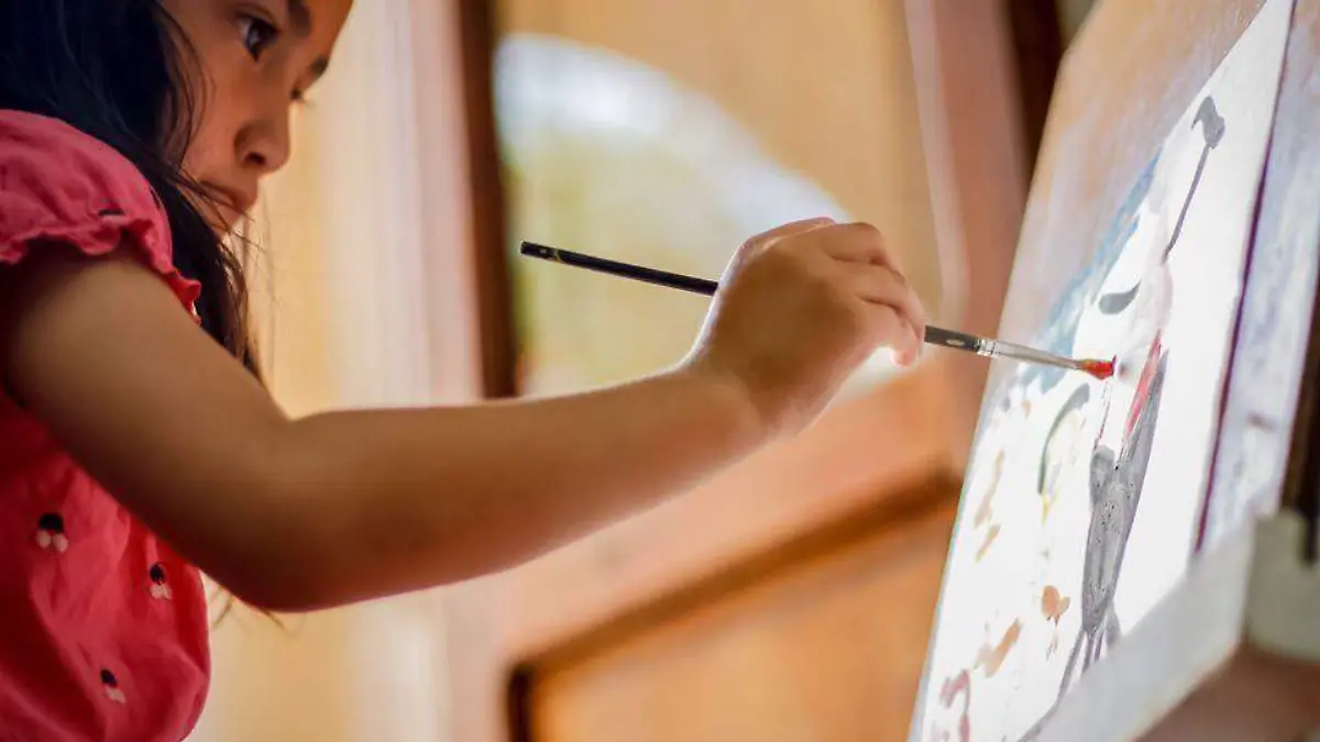 Niña pintando
