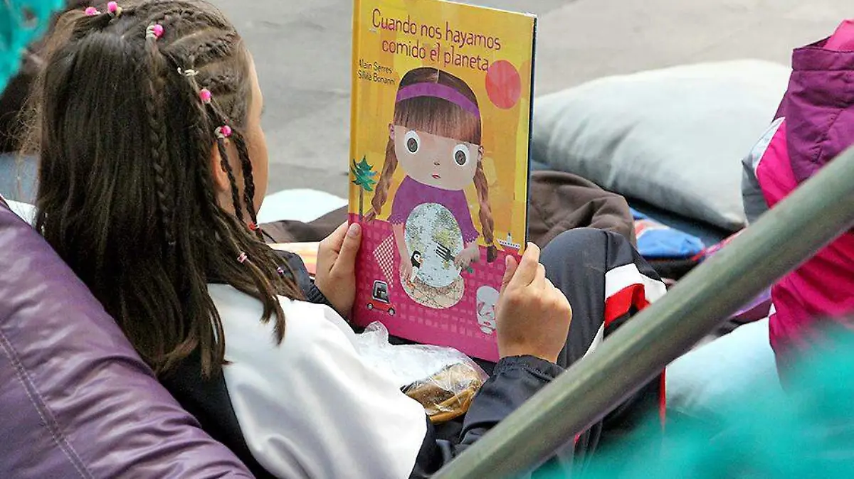 niña leyendo
