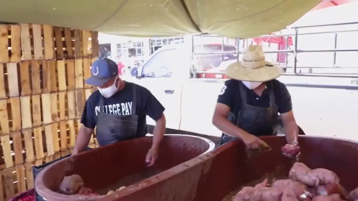 Trabajadores del mercado Teherán reciben cubrebocas