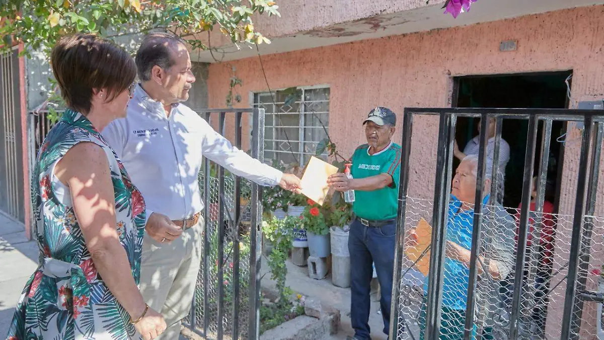 MOS y su esposa Yolanda entregan apoyos económicos a adultos mayores