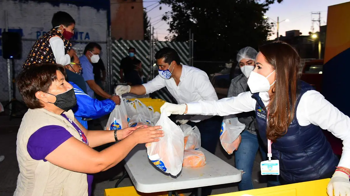 Tere Jiménez entrega de pollos 2