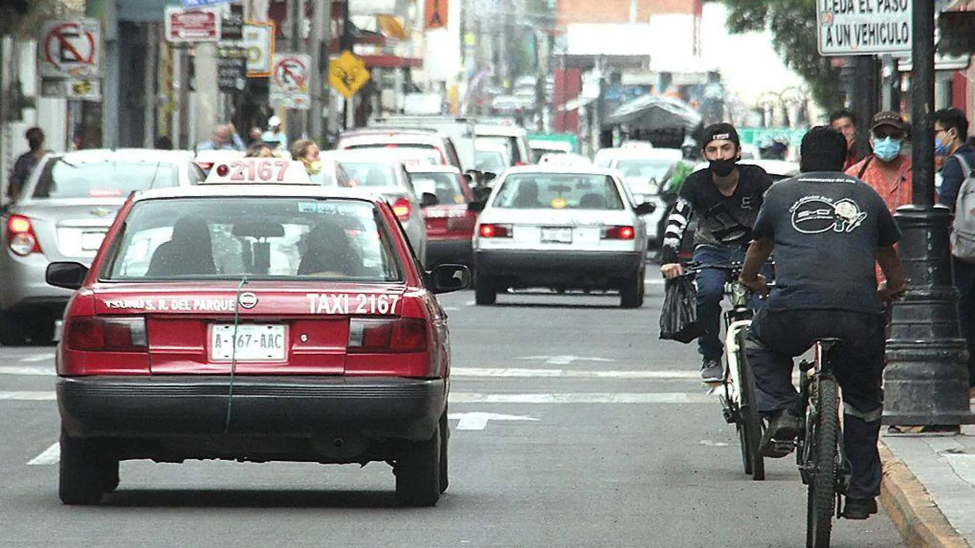 Taxis-Ciclistas-Autos-Tráfico