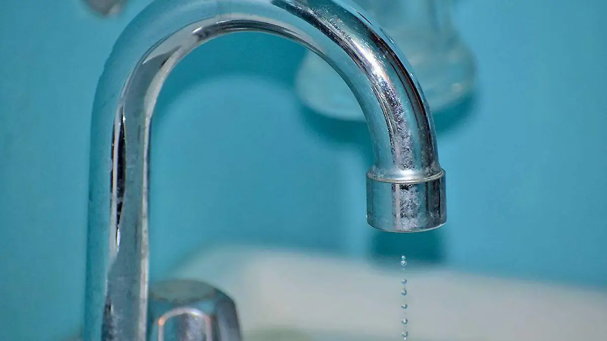 Llave de agua goteando