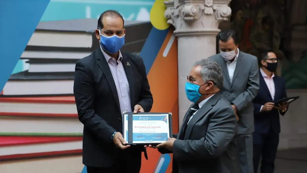 MOS entrega reconocimiento a docente