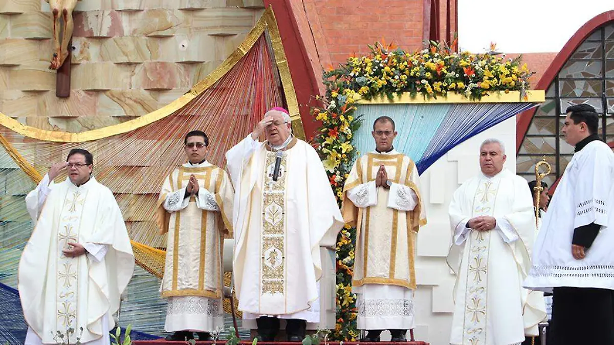 obispo y sacerdotes