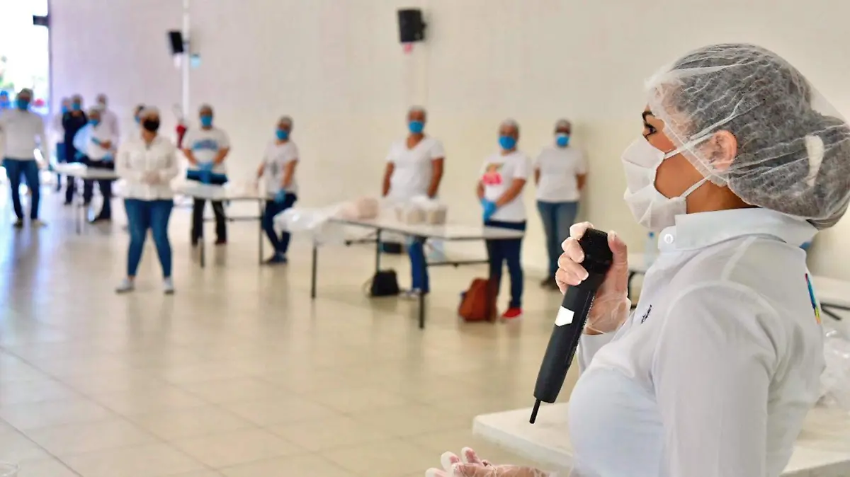 Tere Jiménez en entrega de alimentos