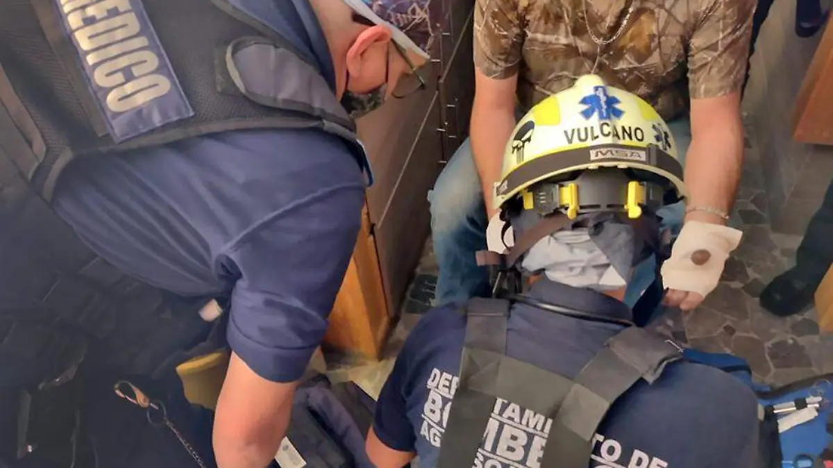 bomberos atienden electrocutado