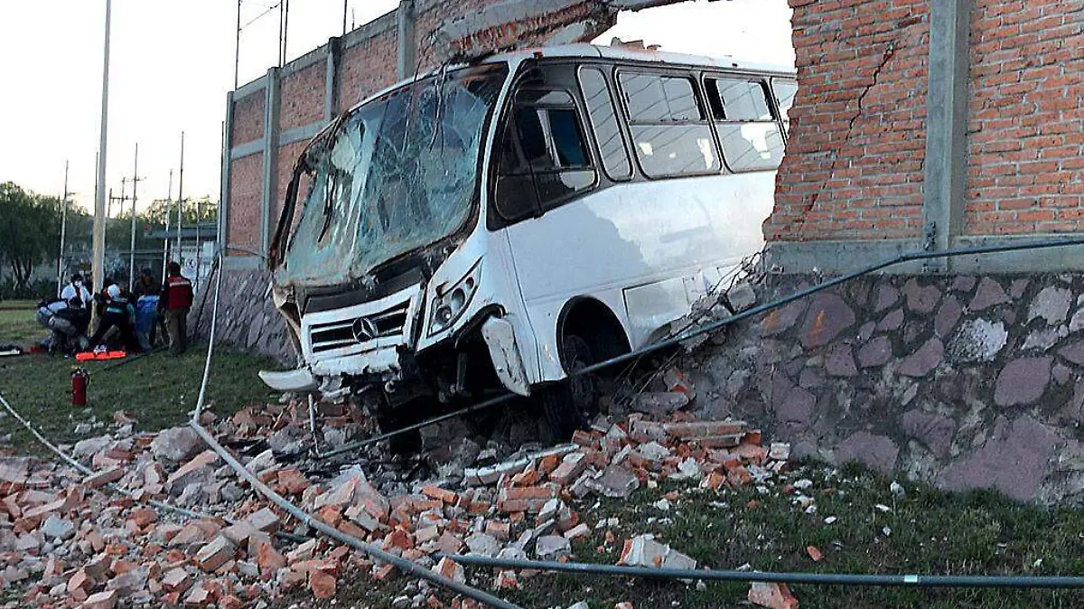 Camión estrellado contra barda