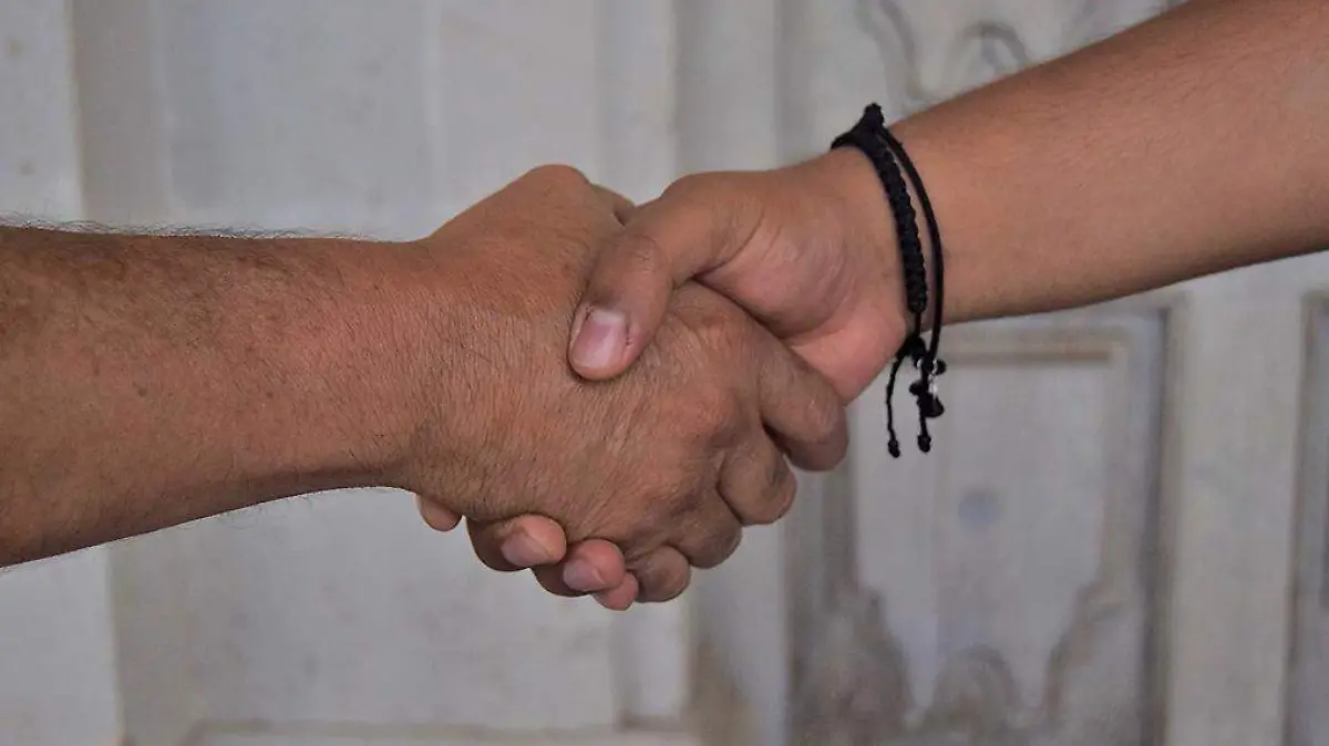 Manos-Saludo-Acuerdo