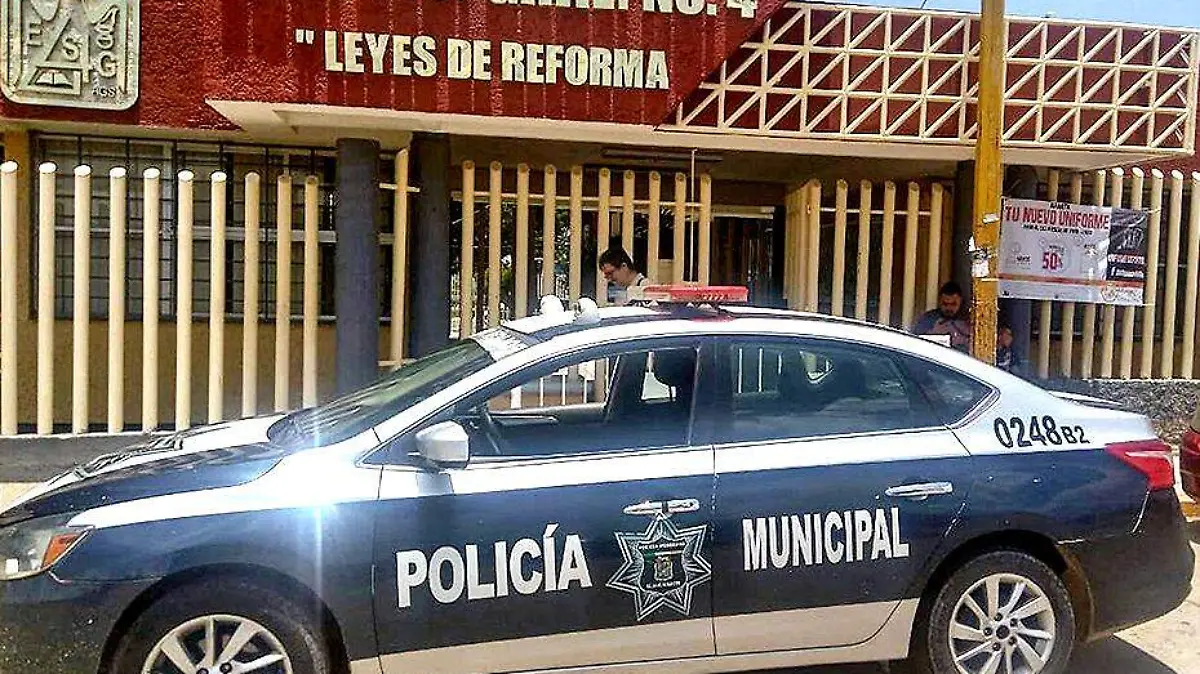 patrulla de policia municipal en secundaria