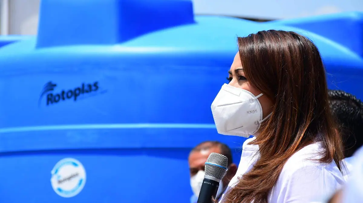 Ayuntamiento entrega tinacos y apoyos