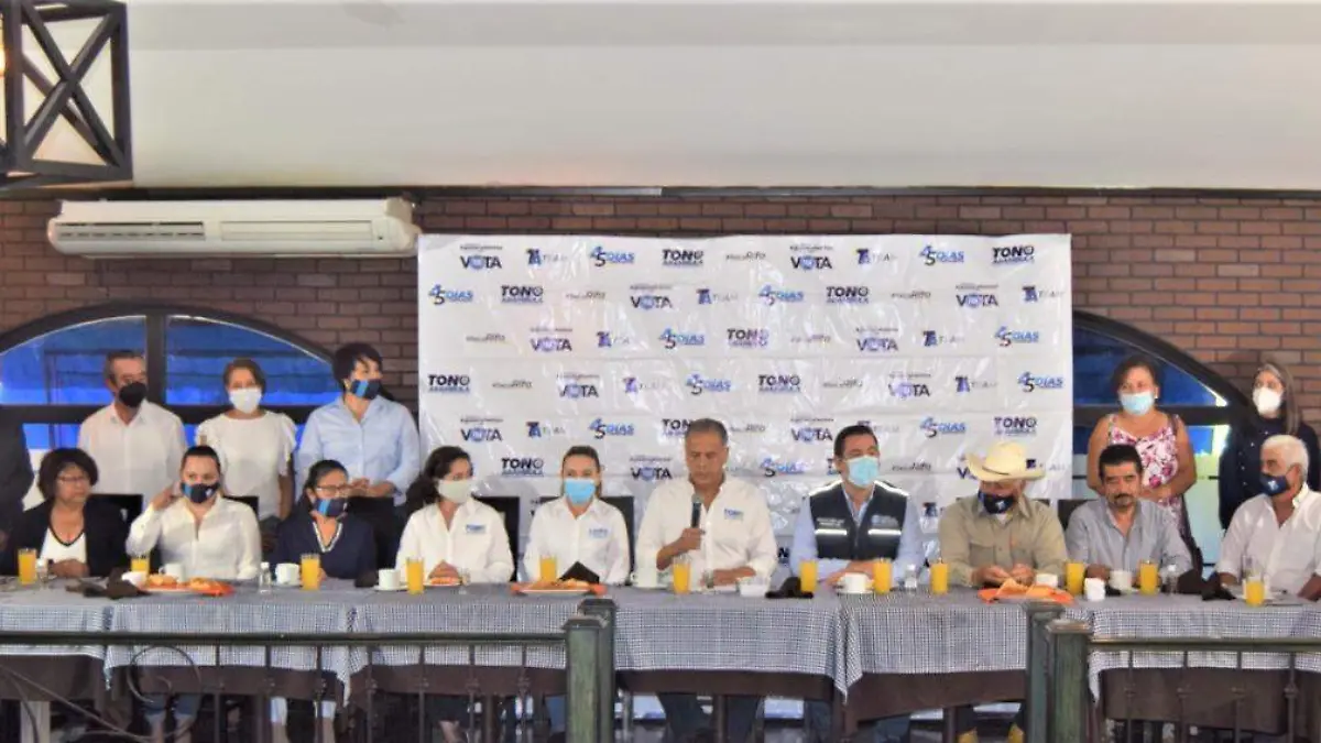 Reunion de lideres apoyando a Toño Arambula