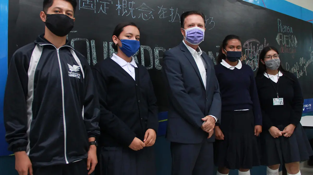 Raúl Silva Perezchica y estudiantes