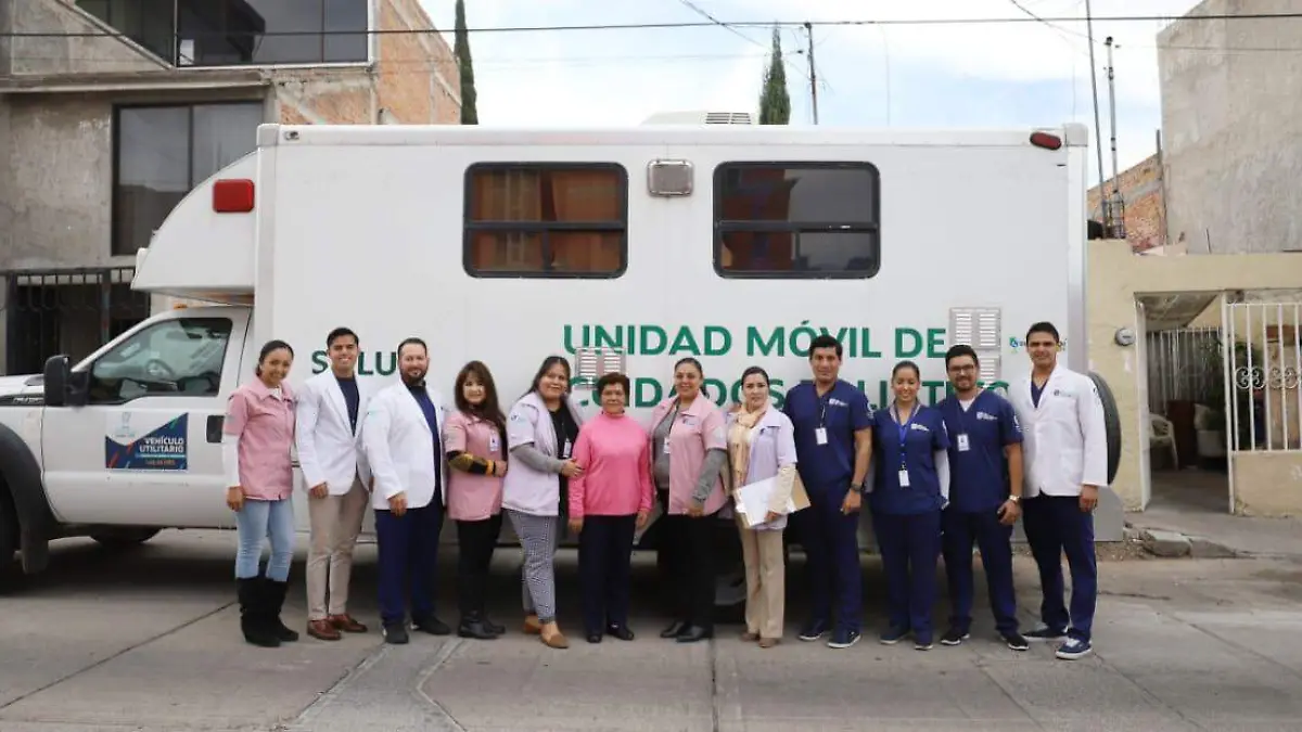 Equipo medico en casa doctores