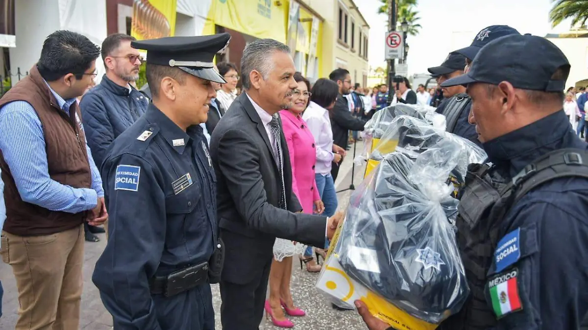 JESUS MARÍA ENTREGA DE UNIFORMES A POLICÍAS