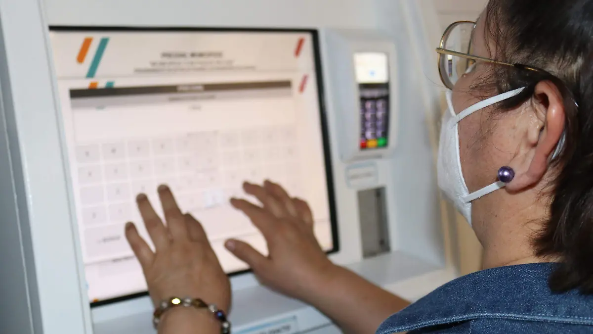 Persona en cajero de la Secretaría de Finanzas 1